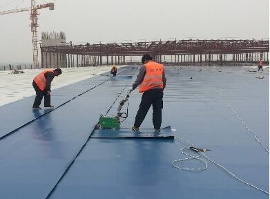 HDPE防水板的焊縫施工現(xiàn)場