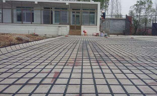 鋼塑土工格柵生產(chǎn)現(xiàn)場(chǎng)